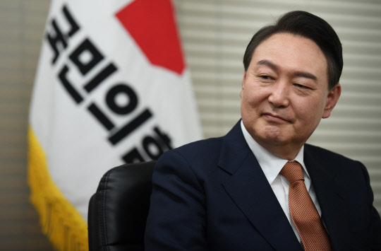 24일 윤석열 국민의힘 대선후보가 서울 영등포구 당사에서 짐 로저스 로저스홀딩스 회장과 면담하고 있다. 국회사진기자단=연합뉴스.
